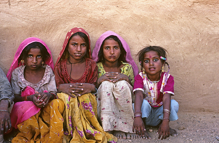 Kinder in einem Dorf nahe Jaisalmer, Rajasthan - Rajasthan 13
