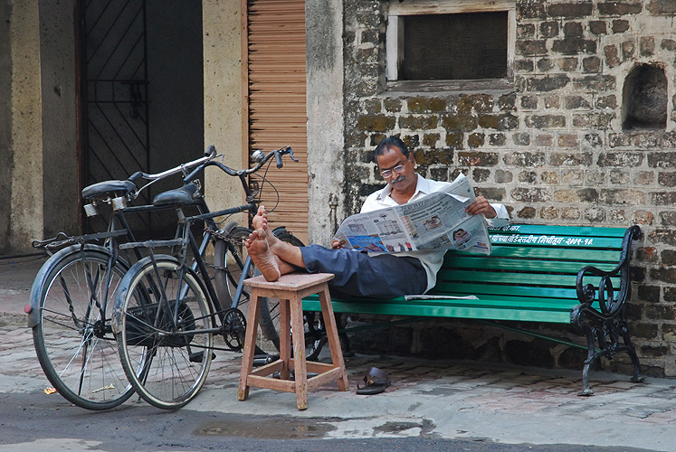 Zeitungslektre in der Altstadt von Pune