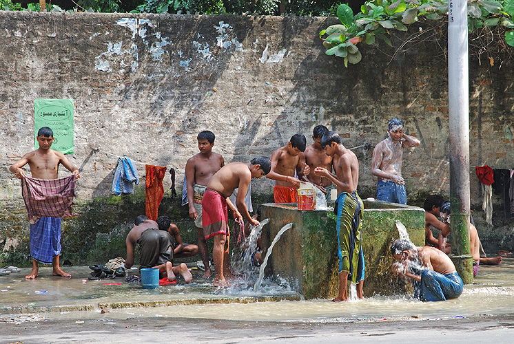 ffentliches Baden im Stadtzentrum von Kolkata