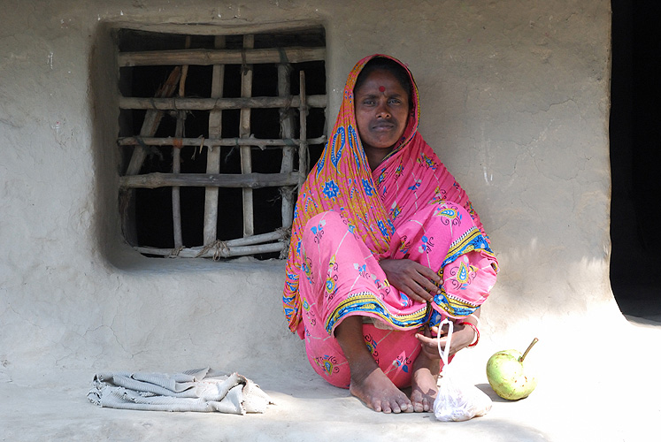 Landarbeiterin vor ihrem Lehmhaus - Sunderbans 10