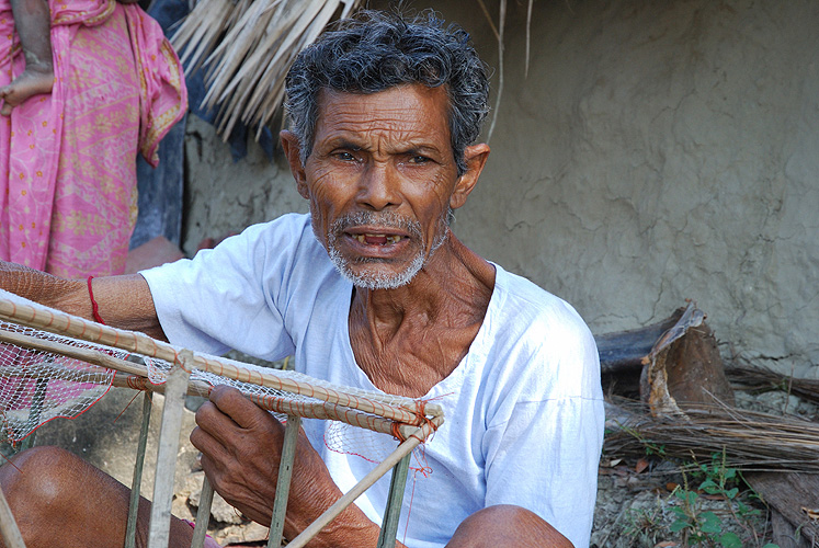 lterer Mann baut Fischfalle - Sunderbans 12