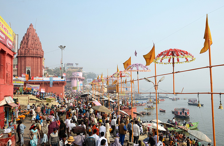  Hochbetrieb an der Badestelle Dashaswamedh Ghat