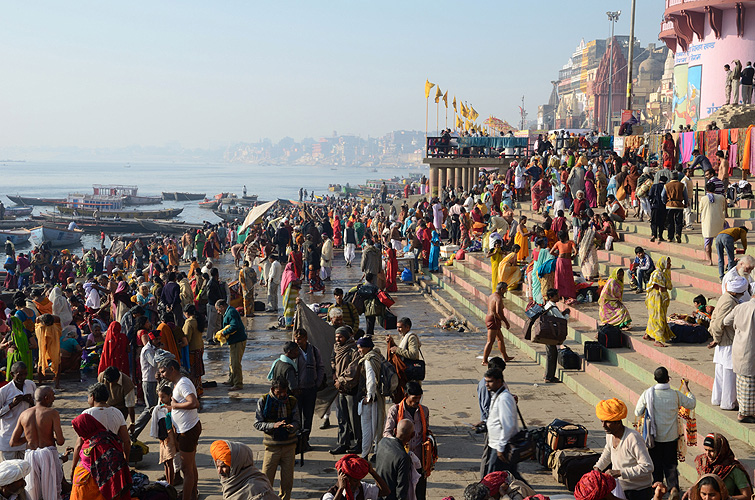  Pilger an der Badestelle Dashaswamedh Ghat