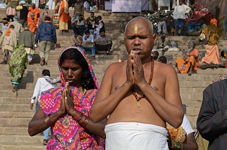  Gebet vor dem heiligen Bad am Ganges-Ufer