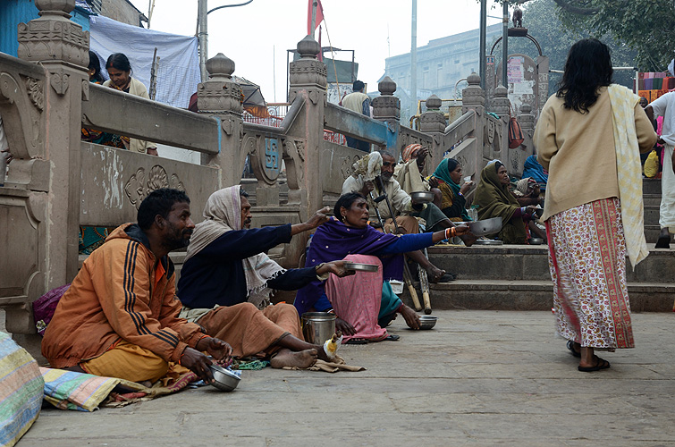  Bettler auf den Stufen zum Ganges