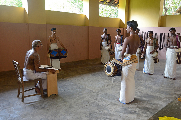 Trommelunterricht an der Kunstakademie Kerala Kalamandalam