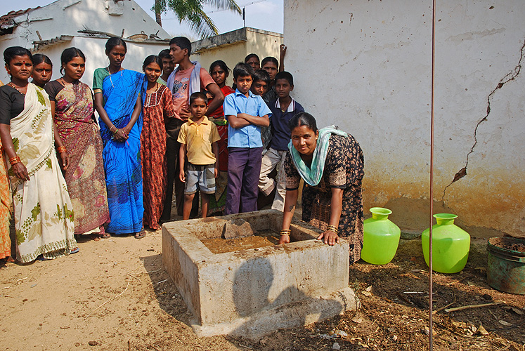 Buerin beschickt ihre Biogasanlage, Karnataka 