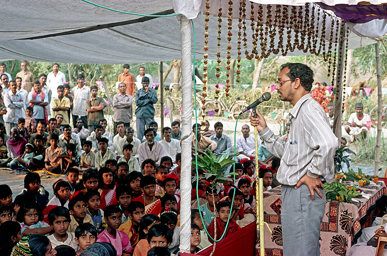 Enwicklungsexperte hlt Ansprache im Dorf, Sunderbans