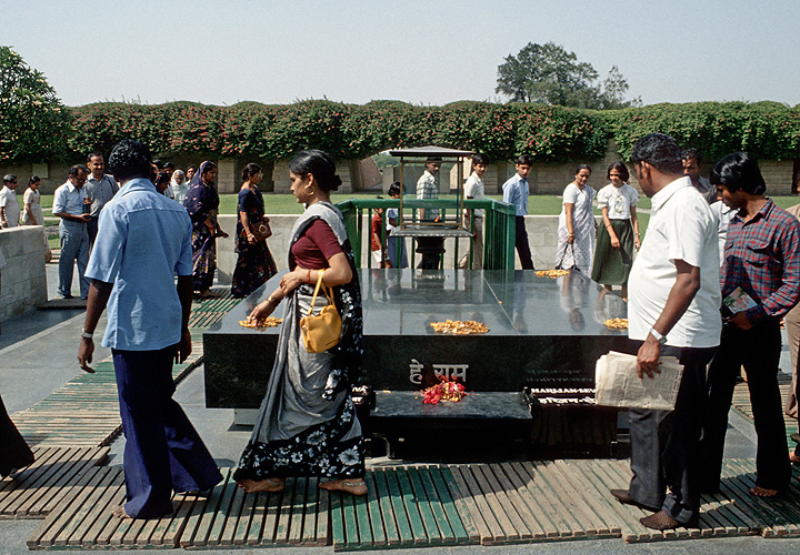 Gandhis Grabmal in Neu-Delhi ist eine Pilgersttte - Geschichte 04
