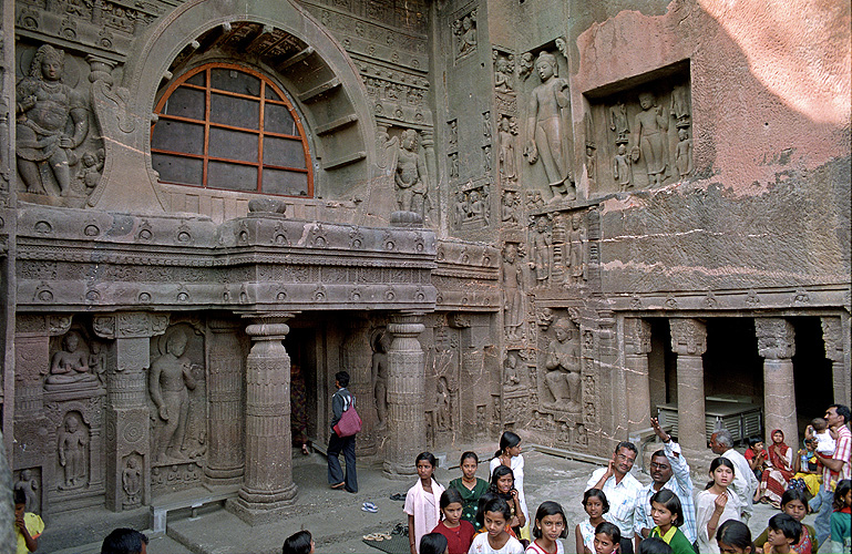 Schulklasse an einem Hhlentempel in Ajanta  - Geschichte 19