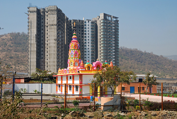  Apartment-Hochhaus berragt Hindutempel, Pune 