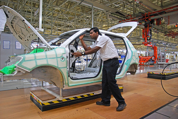  In einer deutschen Autofabrik in Pune