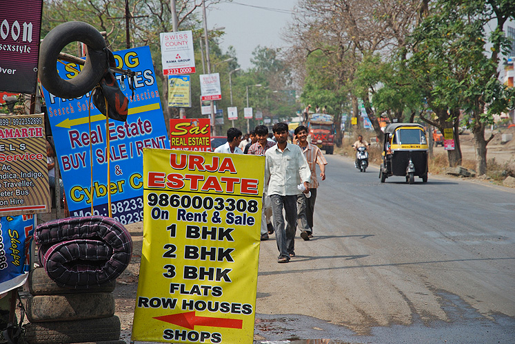  Makler werben fr Neubauwohnungen in Vorort von Pune