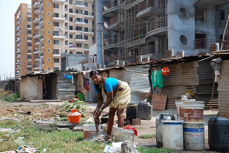  Bauarbeiter fristen ein Leben in Blechhtten, Pune