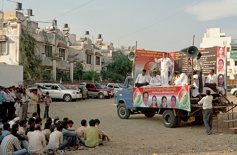 Ein Lastwagen dient als Bhne fr eine Wahlkampfrede in Pune