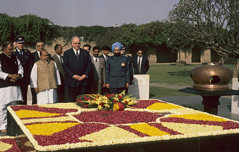 Ex-Bundeskanzler Helmut Kohl an der Gedenksttte fr Mahatma Gandhi