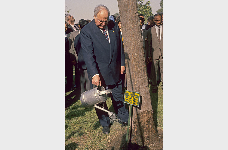 Ex-Bundeskanzler H. Kohl giet in New Delhi einen Baum