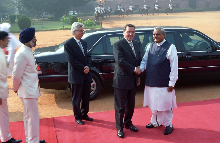 Ex-Bundeskanzler Gerhard Schrder mit Ex-Premierminister Atal Vajpayee