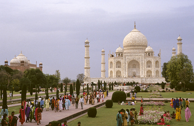 Indiens berhmteste Touristenattraktion: Das Taj Mahal in Agra - Touristen 01