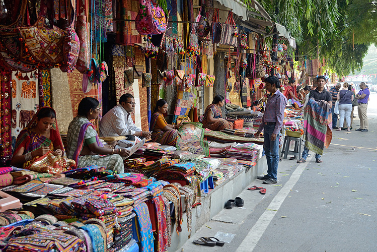 Straenhndler verkaufen Handarbeiten an Touristen, New Delhi - Touristen 07