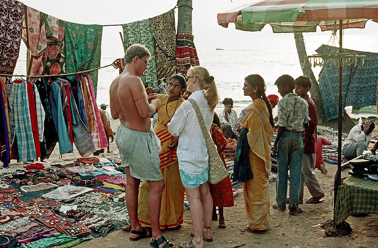 Verkaufsverhandlung auf dem Flohmarkt von Anjuna, Goa - Touristen 09