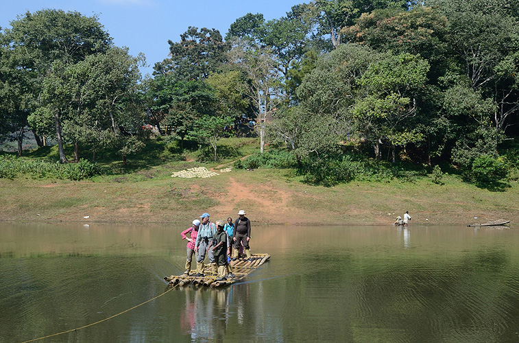Flofahrt whrend einer Wanderung im Gebirge, Periyar, Kerala - Touristen 13