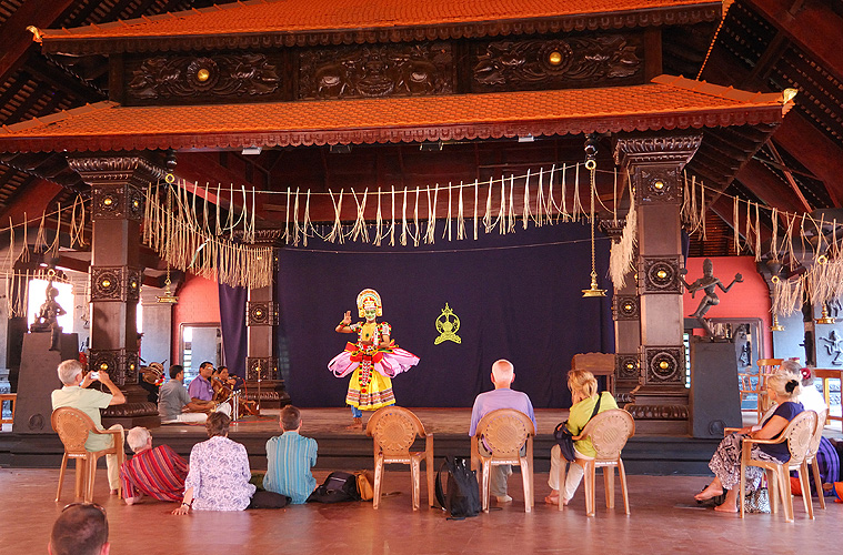 Traditionelle Tanzdarbietung fr Touristen in Kerala - Touristen 16