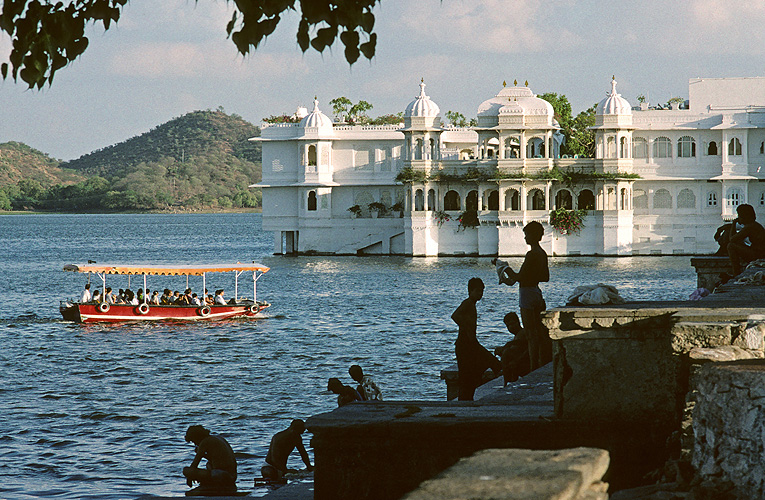 Ehemaliger Maharaja-Palast in Udaipur, heute ein Luxushotel - Touristen 19