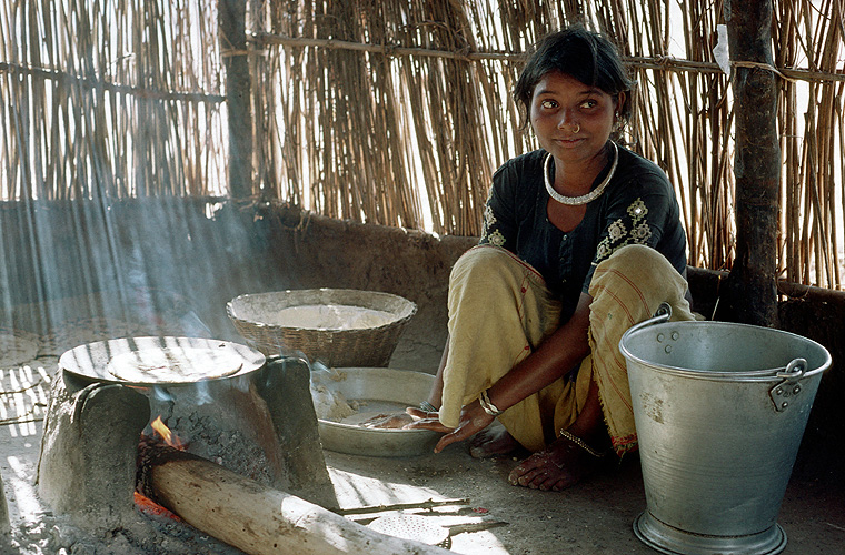  Bhil-Mdchen backt Fladenbrote, Madhya Pradesh