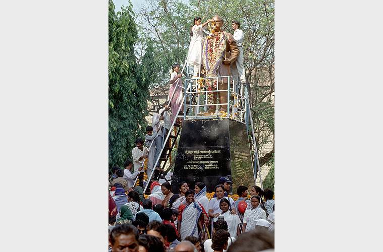 Blumen zur Verehrung des Dalit-Idols Bhimrao Ambedkar- Dalits 11