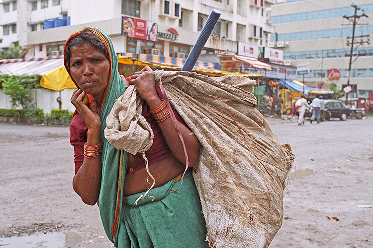 Mllsammlerin in den Straen von Pune, Maharashtra - Dalits 18