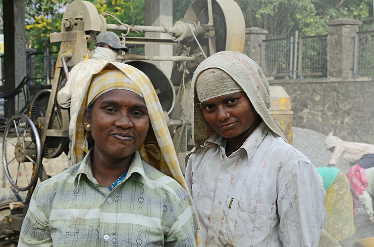 Junge Bauarbeiterinnen in Pune, Maharashtra