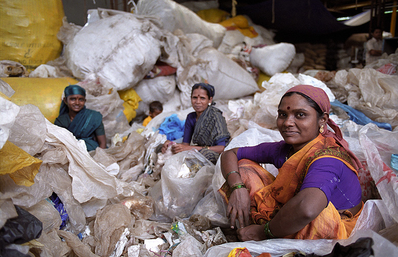 Frauen sortieren Plastikmll in Pune