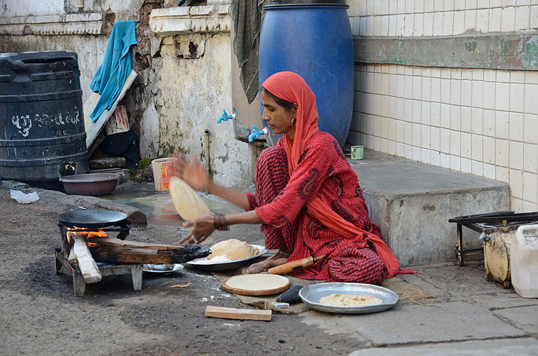 Chapattis (Fladenbrote) backen am Straenrand, Ahmedabad