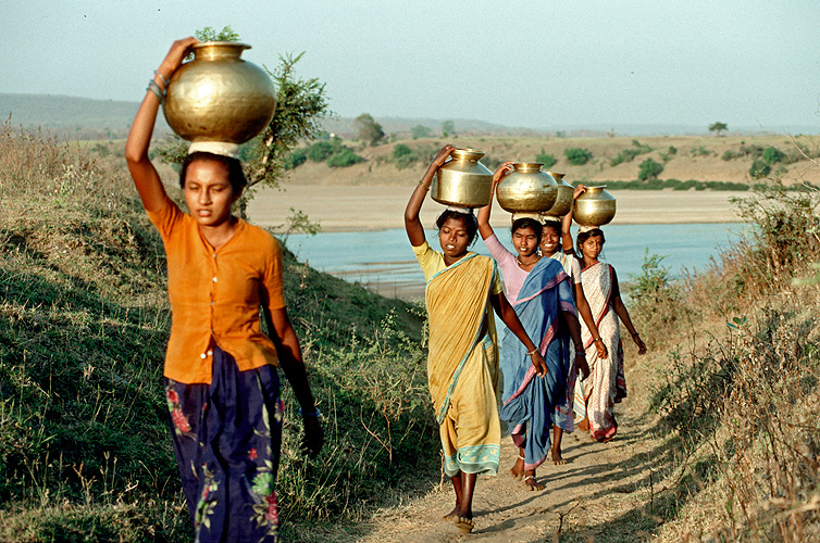 Mdchen holen Trinkwasser vom Fluss, Aheri, Maharashtra