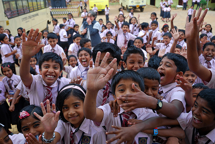 Schulkinder in Kerala auer Rand und Band