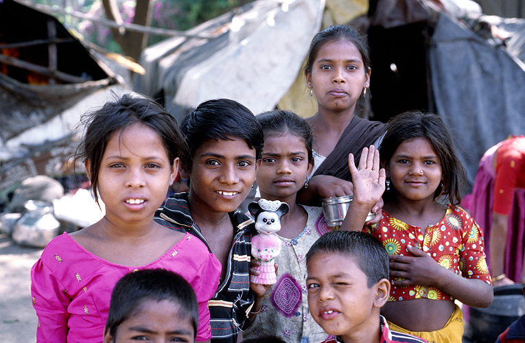 Kinder in einem Slum in Pune  