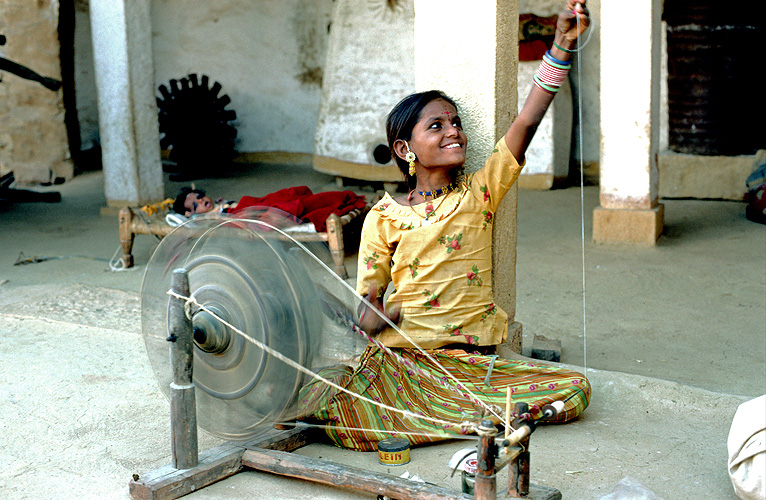 Mdchen am Spinnrad in einem Dorf in Rajasthan