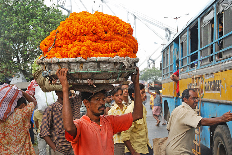 Lastentrger im Stadtzentrum von Kolkata, West-Bengalen