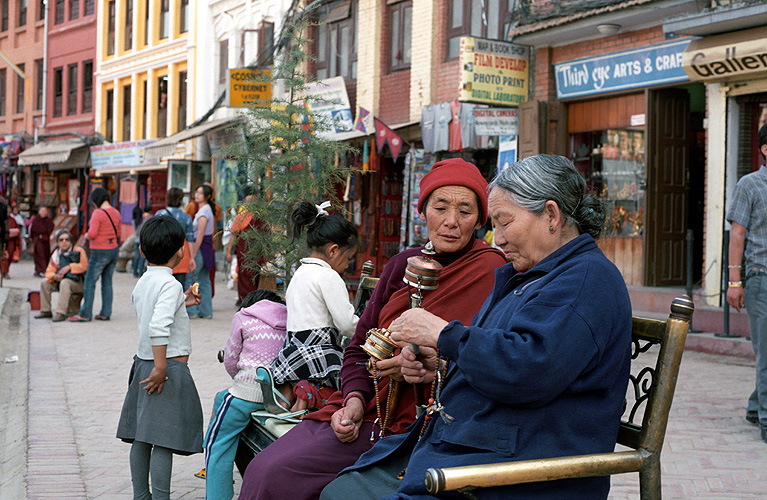 Nachbarschaftliches Gesprch in Bodnath, Nepal