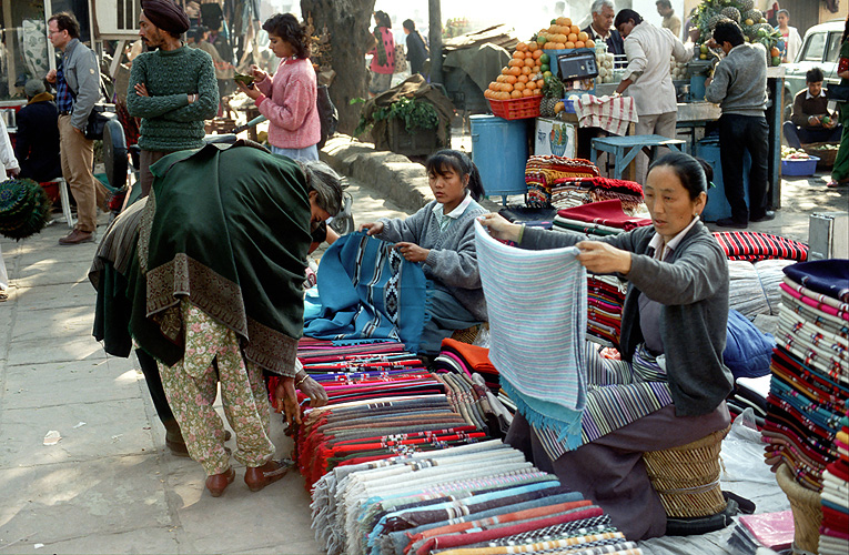 Tibetische Straenhndlerin in New Delhi