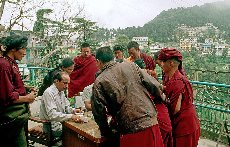 Indischer Beamter bearbeitet Visumsantrge, Dharamsala