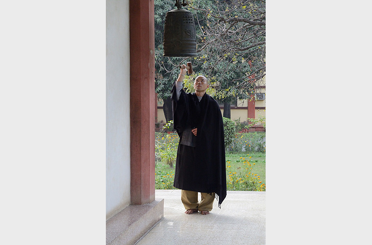 Zen-Mnch schlgt eine Glocke zum Gebet, Bodh Gaya