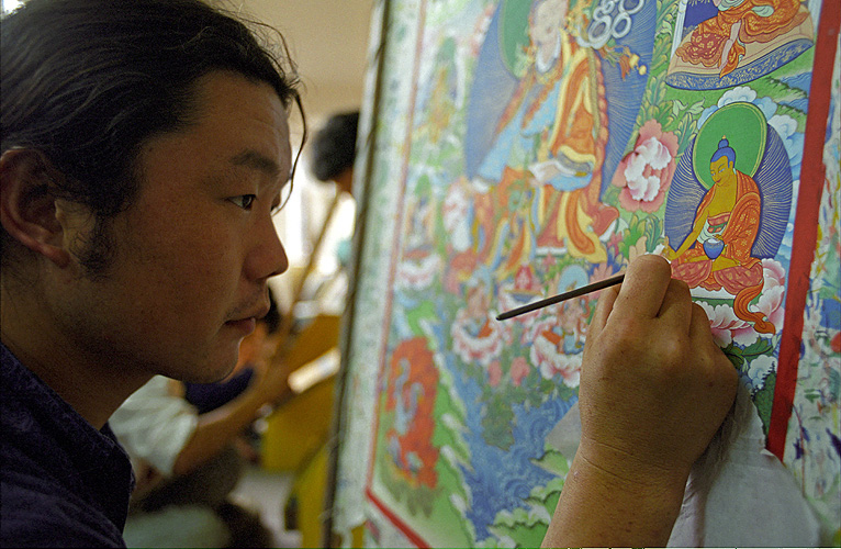 Tibeter arbeitet an einer Thanka, einem Wandbild