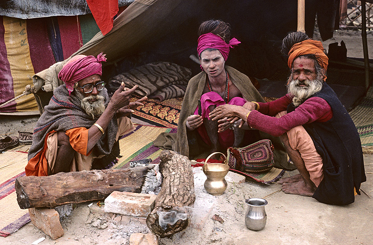 Sadhus rauchen Haschischpfeife in ihrem Lager  