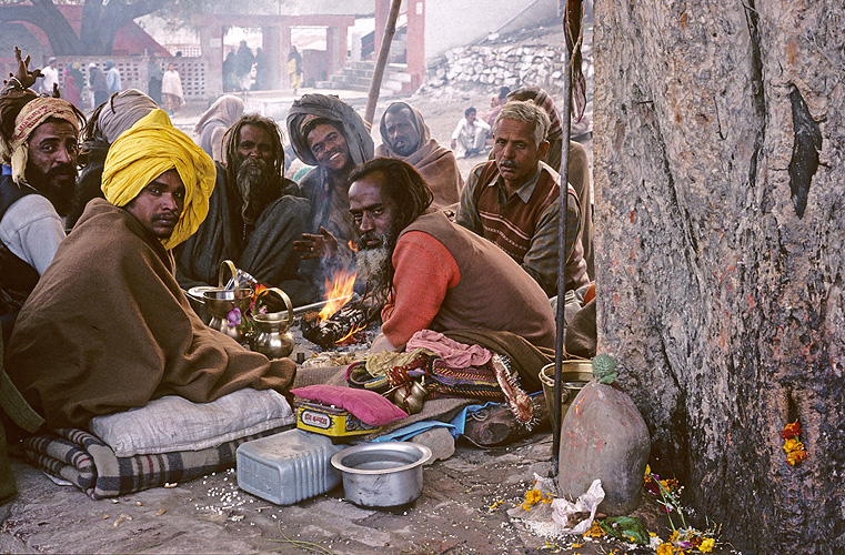 Sadhus wrmen sich am Feuer 