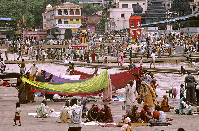 Saris trocknen nach dem heiligen Bad, Nasik