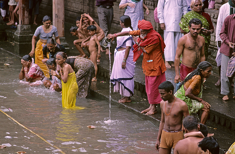 Baderitual im Pilgerort Trimbakeshwar nahe Nasik 