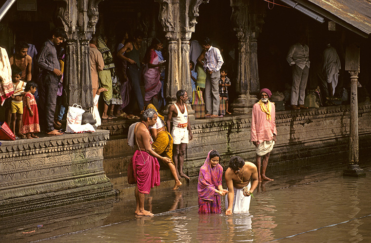 Ehepaar badet im Pilgerort Trimbakeshwar nahe Nasik 