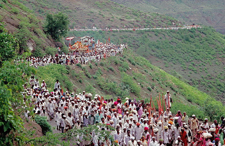 Der Pilgerzug erklimmt den Pass Dive Ghat nahe Pune - Pandharpur Yatra 03